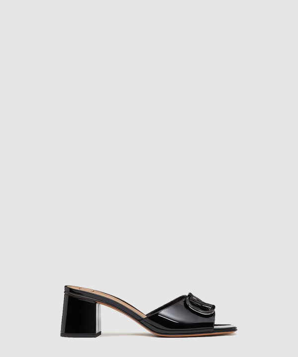 브이로고 시그니처 페이턴트 가죽 슬라이드 샌들